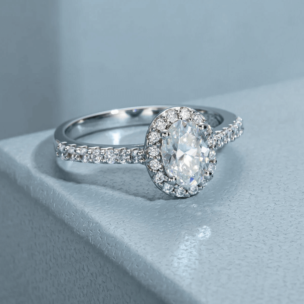 Anel Prata 925 Solitário Moissanite Corte Oval Cravejado