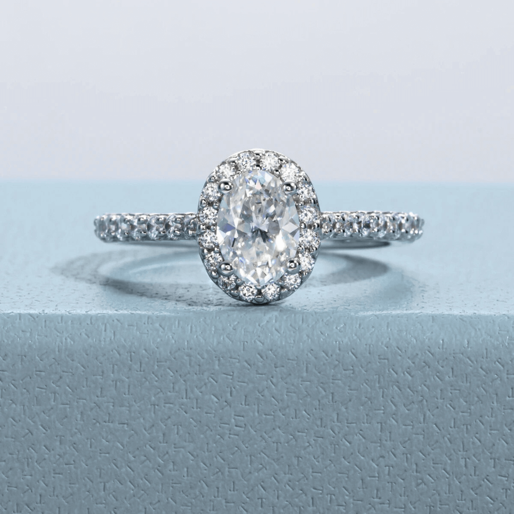 Anel Prata 925 Solitário Moissanite Corte Oval Cravejado