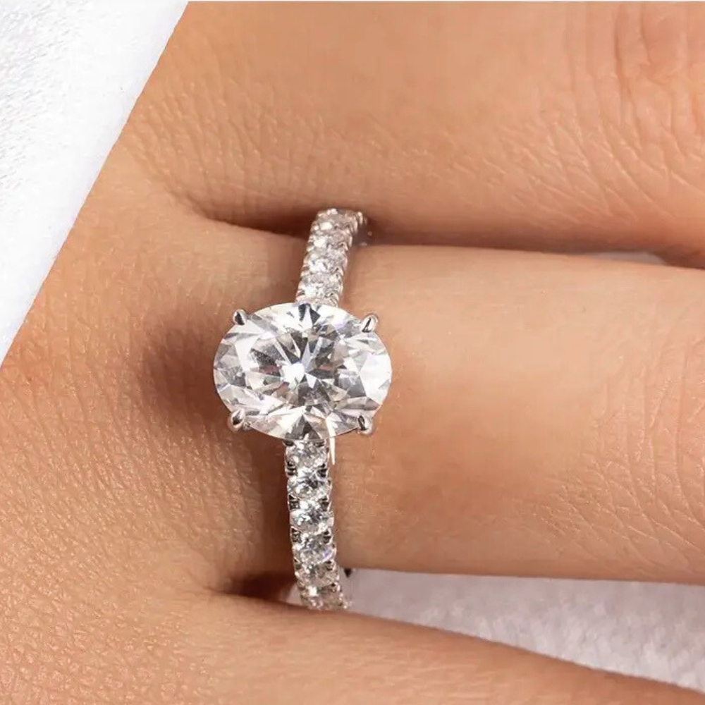 Anel Prata 925 Solitário Moissanite Corte Oval Cravejado