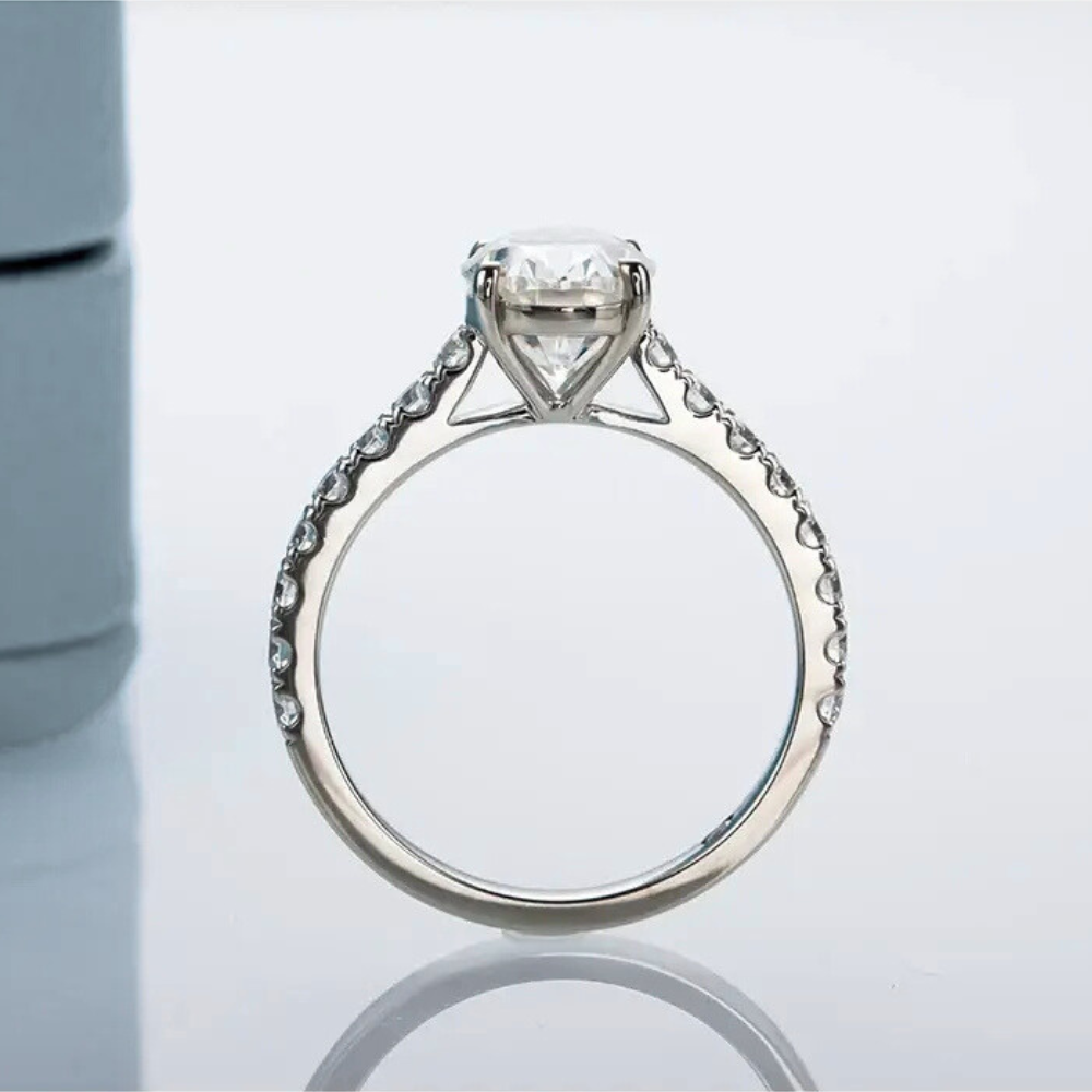 Anel Prata 925 Solitário Moissanite Corte Oval Cravejado