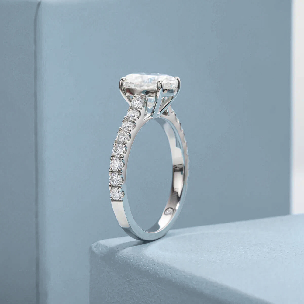 Anel Prata 925 Solitário Moissanite Corte Oval Cravejado