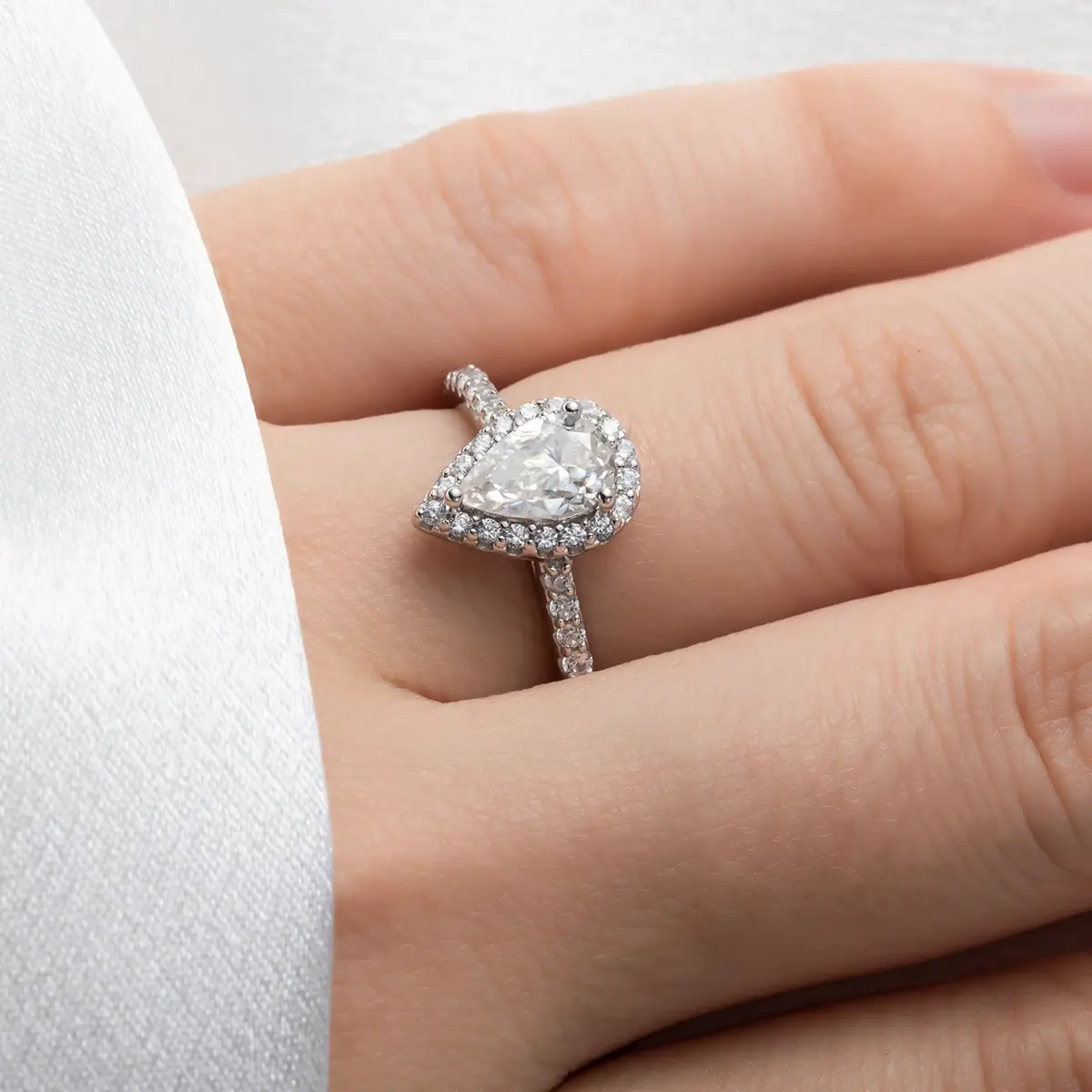 Anel Prata 925 Solitário Moissanite Corte Pera Cravejado