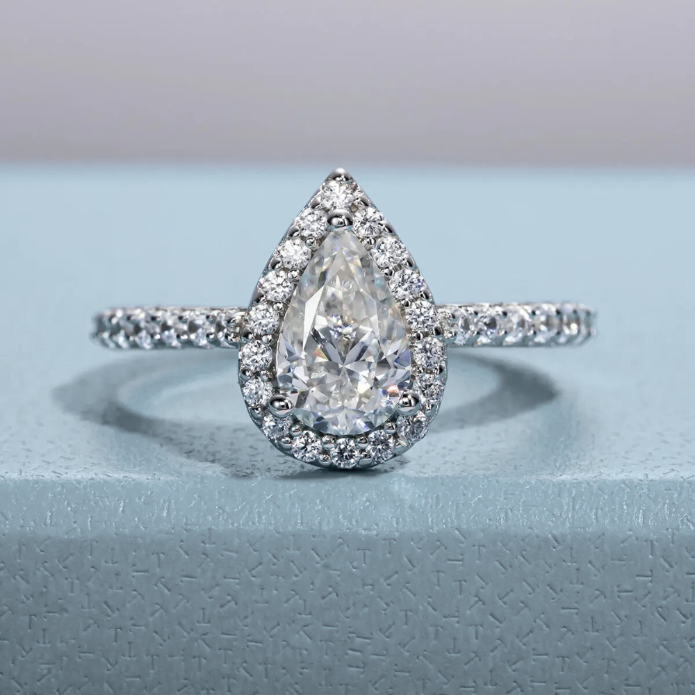Anel Prata 925 Solitário Moissanite Corte Pera Cravejado