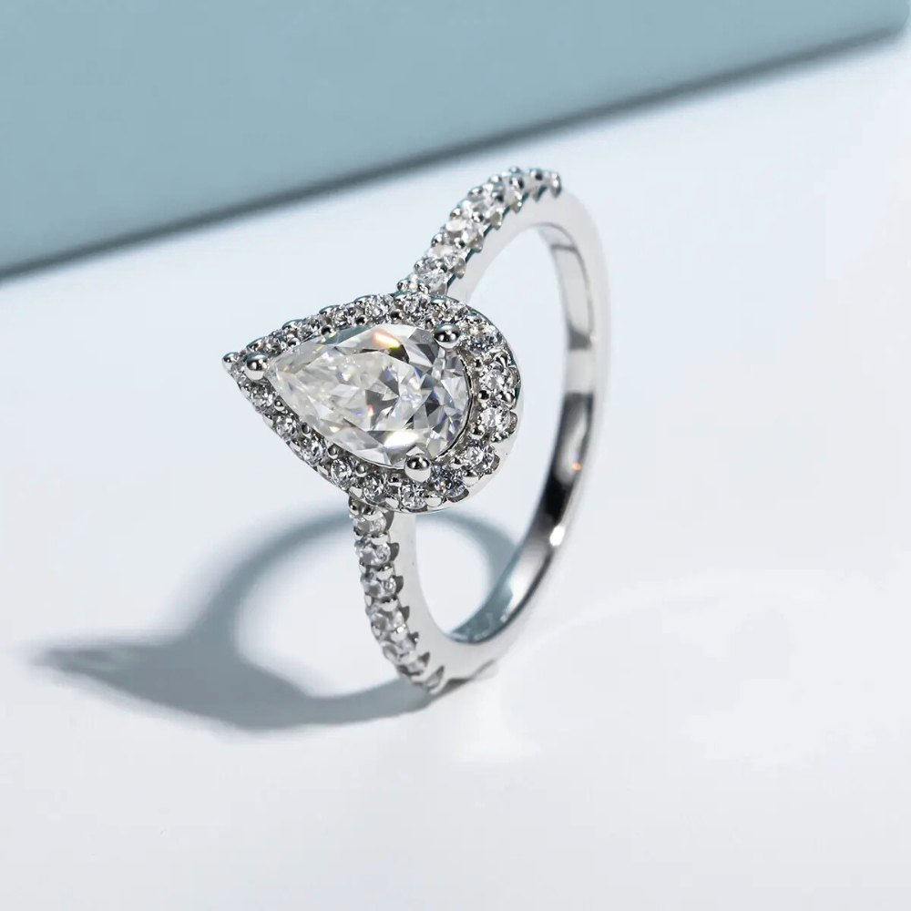 Anel Prata 925 Solitário Moissanite Corte Pera Cravejado