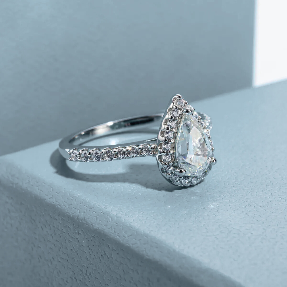 Anel Prata 925 Solitário Moissanite Corte Pera Cravejado